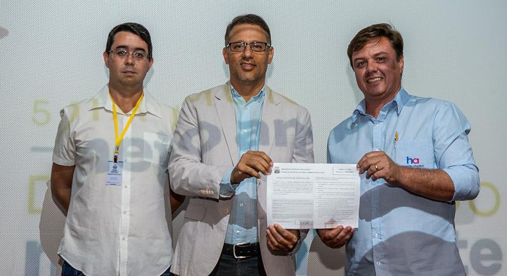 A Prefeitura de Palmas entregou três licenças ambientais para a unidade do Hospital de Amor que fica localizado na ACSU-SO 100 (1101 Sul). A entrega dos documentos aconteceu na tarde da última sexta-feira, 10