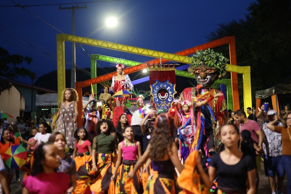 Pelas ruas de Taquaruçu, o cortejo dos bonecos e cantorias fizeram a alegria dos pequenos e dos mais velhos