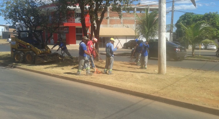 Equipes atuando na Avenida Tocantins em Taquaralto