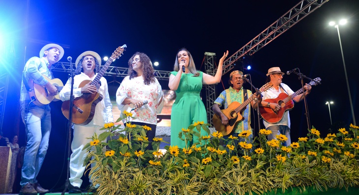 Prefeita homenageou  Siqueira ao lado de cantores regionais 