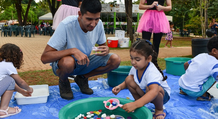 Luna Fernandes interage com seu pai Diogo, na 'Semana Mundial do Brincar'.