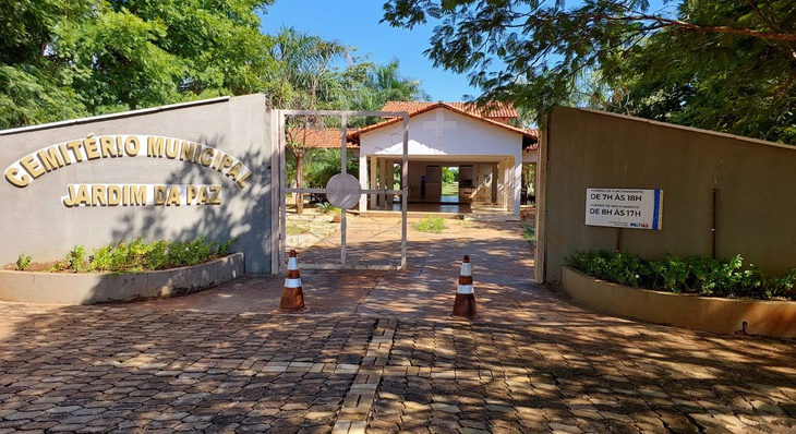 Portão de entrada do maior cemitério municipal de Palmas