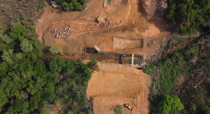 Vista aérea de trecho em obras em que é possível ver trecho onde foi iniciada escavação e curso do córrego Sussuapara