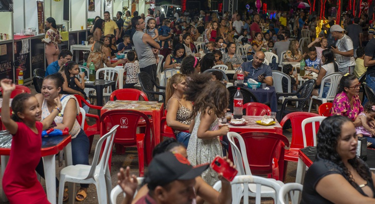  Somente a estrutura de comércio de alimentos da Vila do Natal Cidade Encantada 2019 movimentou, segundo a Sedem, R$ 1.050,000,00 em 32 dias de atendimento 