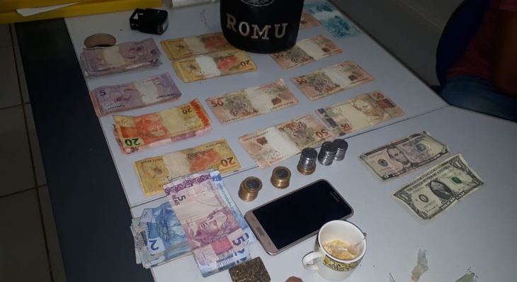 Com o suspeito foram encontradas substâncias análogas a drogas, dinheiro R$ 1.416 e US$ 6, além de um aparelho de celular