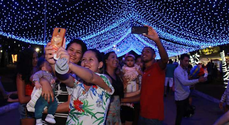 Túnel de LED da entrada da Vila é cenário ideal para selfies dos visitantes