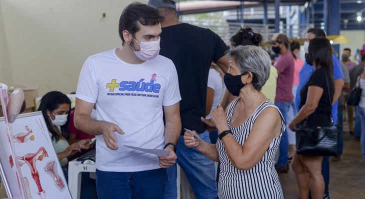 Laura Maria de Oliveira Sousa, de 68 anos anos, aproveitou sua ida à feira para também ter acesso aos cuidados com a saúde