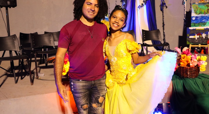 Julia Fonseca e o professor de balé, Tarleison da Conceição.
