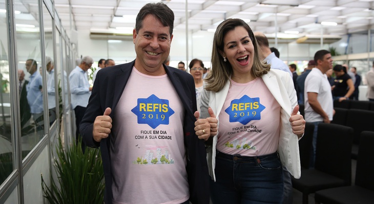 Secretário de Finanças, Rogério Ramos, e prefeita Cinthia Ribeiro durante abertura do Refis, nesta segunda, 14