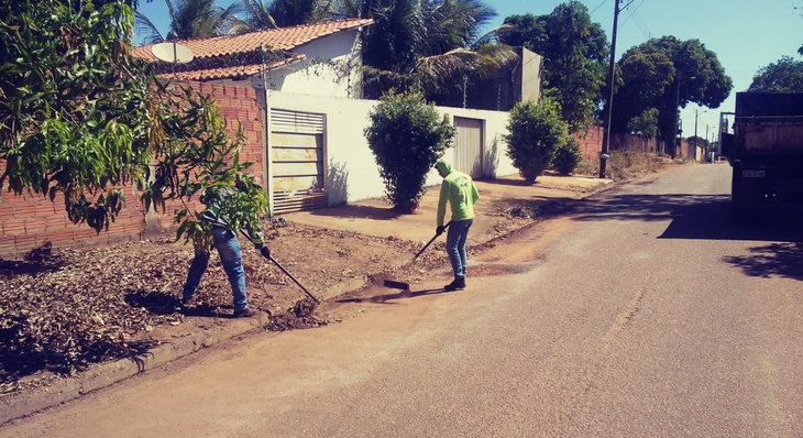 Equipes fazendo limpeza de ruas no Aureny IV 