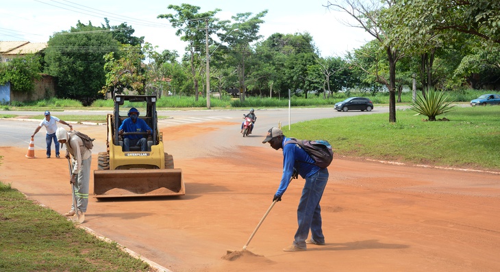 Limpeza de vias públicas garante retirada de terra de asfalto
