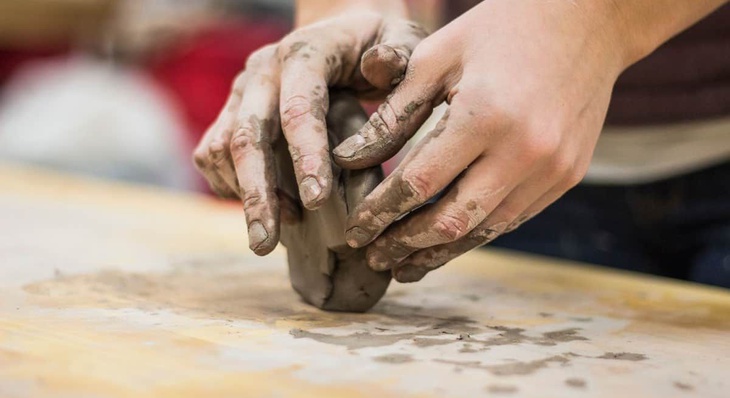 Objetivo é difundir processo de modelagem em argila manual, promovendo atividades de cerâmica em sala de aula
