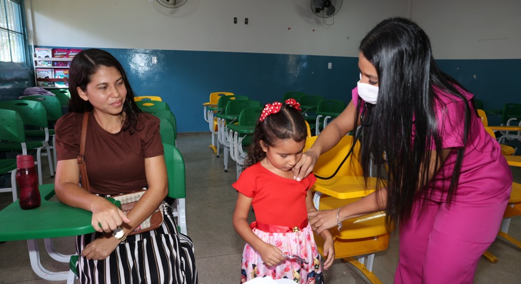 Maria Emanuele Ramos de Assis, 5 anos, e mãe Maria  Jussiene Silva Ramos passaram pela médica geral para conseguir encaminhamento de pediatria