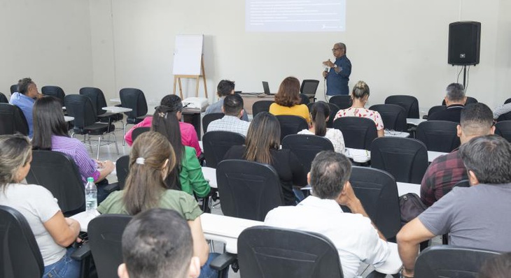 (De pé) instrutor Magno Castro Alves, consultor da empresa Ikhon, foi responsável por transmitir ensinamentos