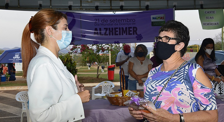 Marina Lemes recebendo dicas de saúde da geriatra Paula Fleury Curado durante ação sobre o combate à doença de Alzheimer