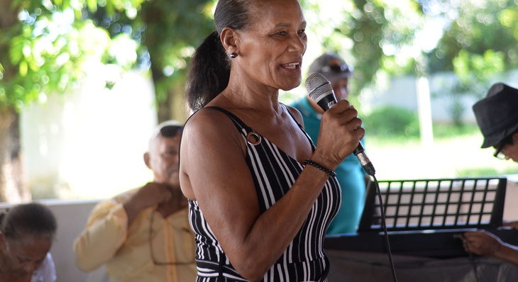 Dona de casa, Venecy dos Santos, 71 anos, durante depoimento de vitória contra a doença