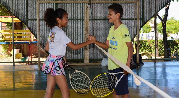 Daniel Rios, 12 anos, aluno do 7º ano da Escola Municipal Beatriz Rodrigues foi um dos alunos atendidos pelo projeto ‘Tênis Cidadão – Jogada Certa’ que se destacou, na foto ao lado da colega Nicole