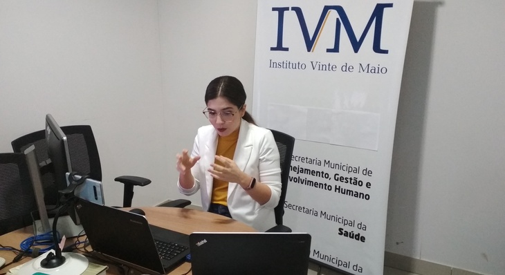 Isabela Feitosa durante transmissão de aula ao vivo no IVM
