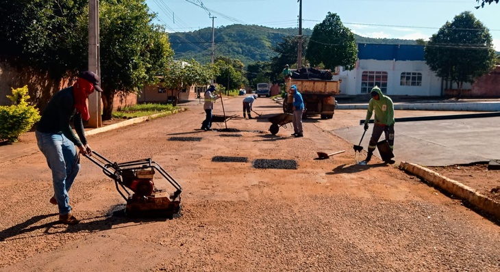 Manutenção de asfalto em rua do distrito de Taquaruçu