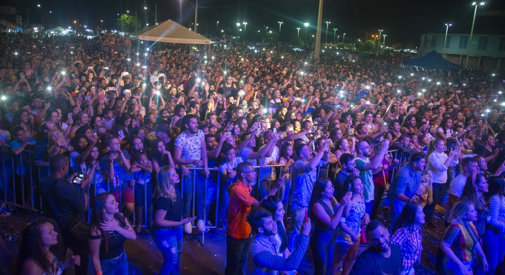 Milhares de pessoas compareceram no domingão para conferir o show da cantora Joelma