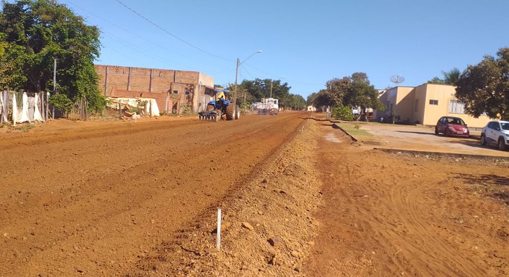 Em Buritirana, máquinas trabalham na terraplanagem de ruas que receberão asfalto