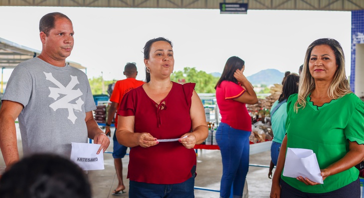 Servidores da Sedem explicam procedimentos para sorteio para concessão de espaço na nova feira coberta de Taquaralto