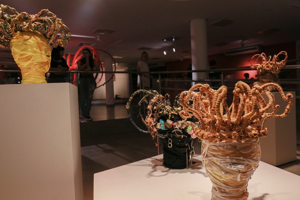 A exposição teve curadoria de Tato DiLacio e é formada por pinturas e esculturas que compõem um mosaico de criatividade e expressão