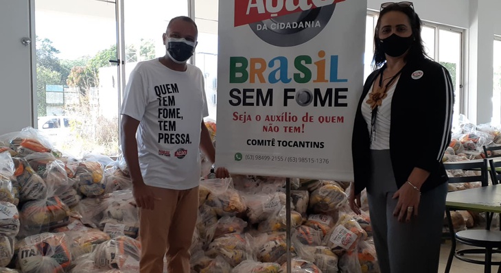 Coordenador da Ação e Cidadania no Tocantins, Daniel  Barbosa, fez a entrega das cestas para a gestora da Sedes, Patrícia do Amaral