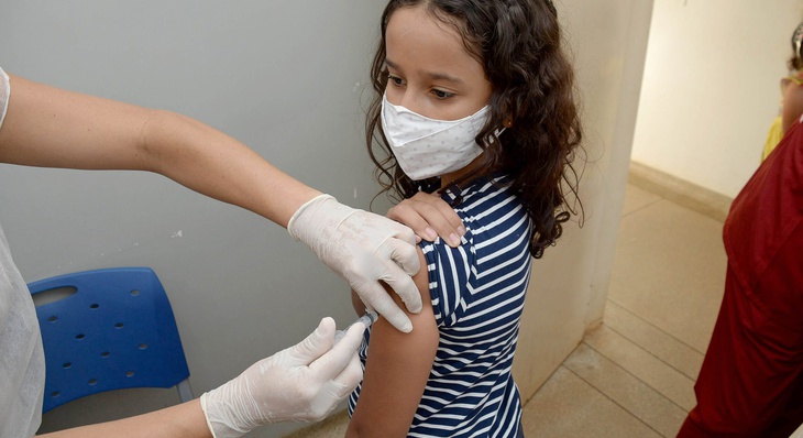 Crianças precisam ser vacinadas para evitar uma série de doenças, garantindo o crescimento e desenvolvimento na infância