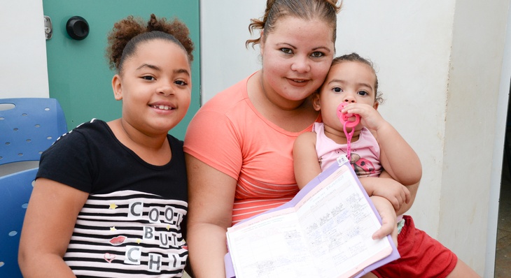 Bruna levou sua filha, Agatha, para conferir o cartão de vacina com os enfermeiros