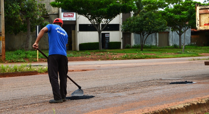 Serviço de manutenção de pavimento sendo realizado na Avenida LO-12