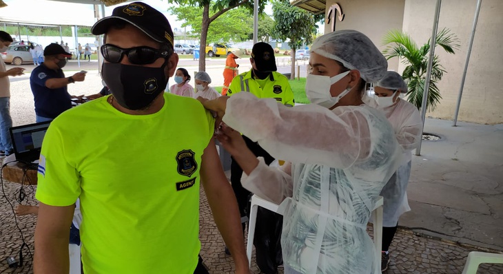 Clenilson Gonçalves, que é Agente de Trânsito há mais de 20 anos no município, foi o primeiro profissional a ser vacinado