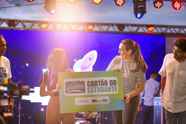 Prefeita Cinthia Ribeiro fez entrega simbólica para estudante Sara Wallas