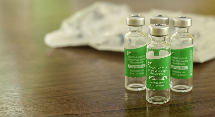 Vacinas reduzem o risco de uma pessoa ter a doença e desenvolver sintomas graves após a imunização completa