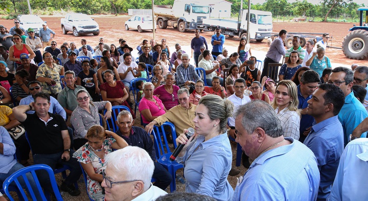 Prefeita e produtores rurais durante evento , na oportunidade cada presidente de associação rural na proximidades do P.A. Entre Rios levou suas demandas