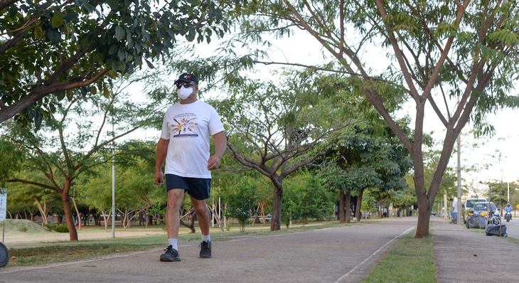 Para os praticantes de exercícios em ambientes externos, o uso da máscara é necessário e obrigatório