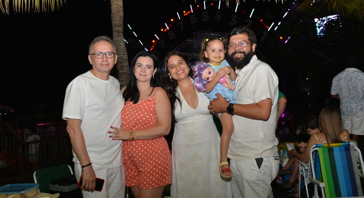 Dora Maria, com esposo e amigos comemoram a  chegada do Ano Novo