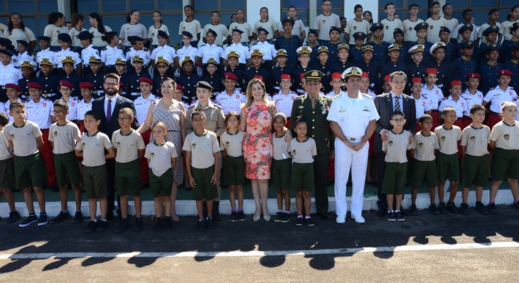 Entre alunos, Cinthia Ribeiro, tenente-coronel Athos Souza, comandante Alberto Ramos e secretários municipais