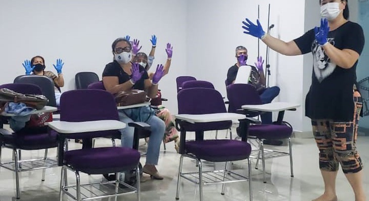Tutora Tiemi Kojo ministrando oficina de higienização das mãos durante a pandemia