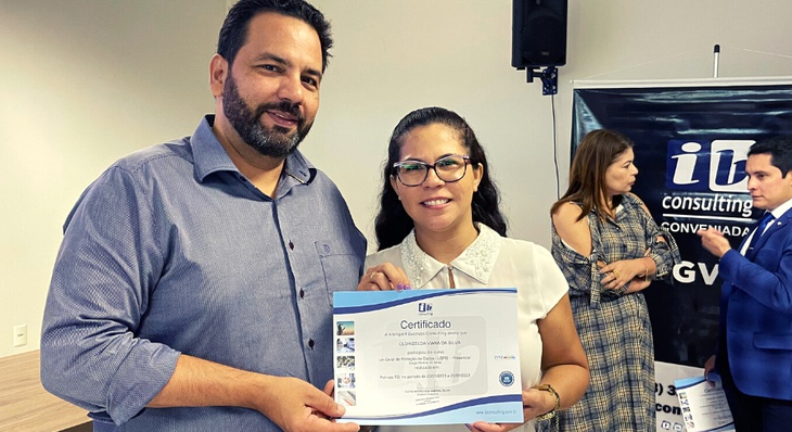 Diretor de Capacitação e Aperfeiçoamento do IVM, Eduardo Lustosa, faz entrega de certificado para a cursista Clorizelda Viana
