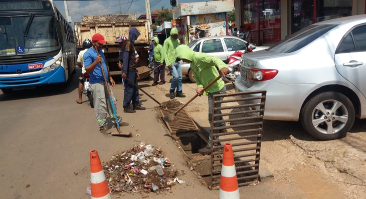Jogar lixo nas ruas favorece o acúmulo de lixo em estruturas que encaminham água da chuva para rede de drenagem - Seisp