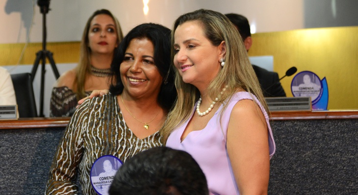 Idelma Santos recebe homenagem de promotora Flávia Rodrigues