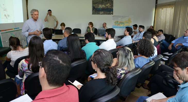 Presidente do Instituto Municipal de Planejamento Urbano de Palmas, Ephim Shluger, discorre aos presentes sobre o estudo 