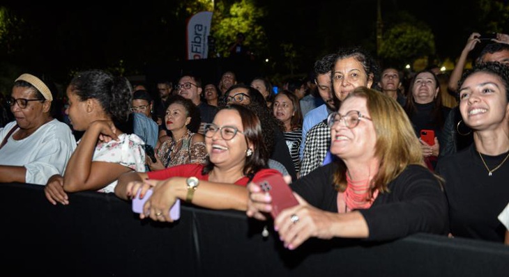 Argemira Martins, de 56 anos, ao lado da sua amiga Virgínia Araújo curtem ao shows da cantora Fafá de Belém (esquerda para direita)