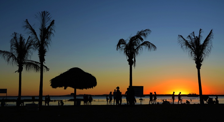 Pôr do sol na praia da Graciosa atrai os palmenses e visitantes para conferir o espetáculo de cores e formas