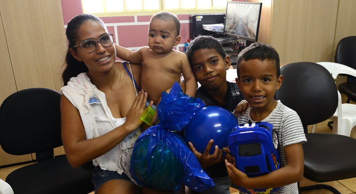 Acompanhada dos filhos Willian, Júlio Gabriel e Luiz Hernandes, a autônoma Thais Mascarenhas ficou feliz ao ver os filhos serem presenteados