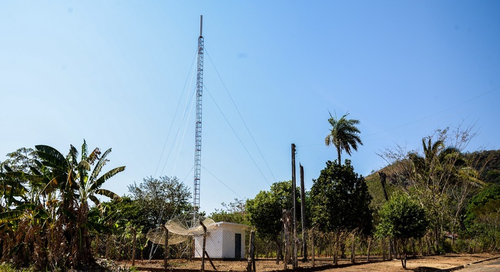 Antena e retransmissor de sinal de TV digital aberta ficam instalados no centro do distrito de Taquaruçu 