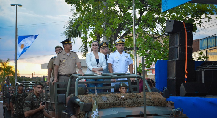  Prefeita de Palmas, Cinthia Ribeiro, abriu o desfile com revista às tropas, acompanhada das autoridades militares, em carro aberto