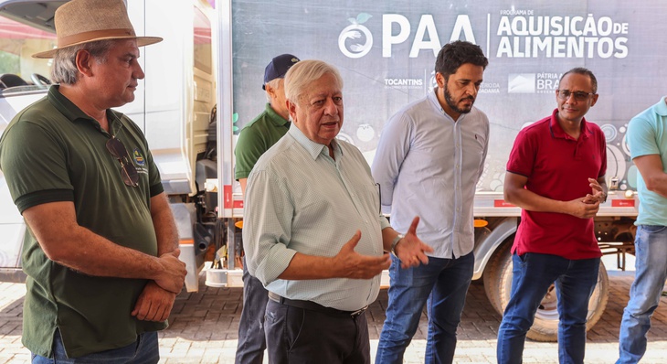 Secretário Carlos Braga (ao centro) destacou a importância do PAA para incentivar a agricultura local