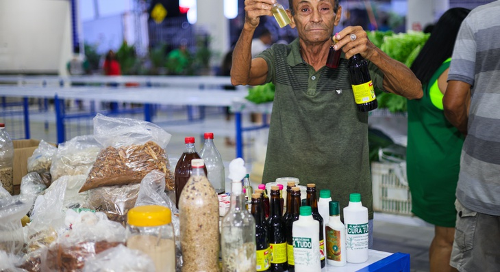 Edson Pires, conhecido como índio, celebra conquista de um espaço coberto para comercializar suas ervas medicinais e garrafadas